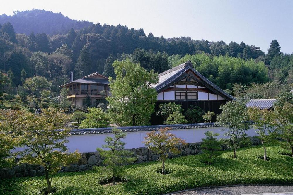奥殿陣屋から村積山を望む