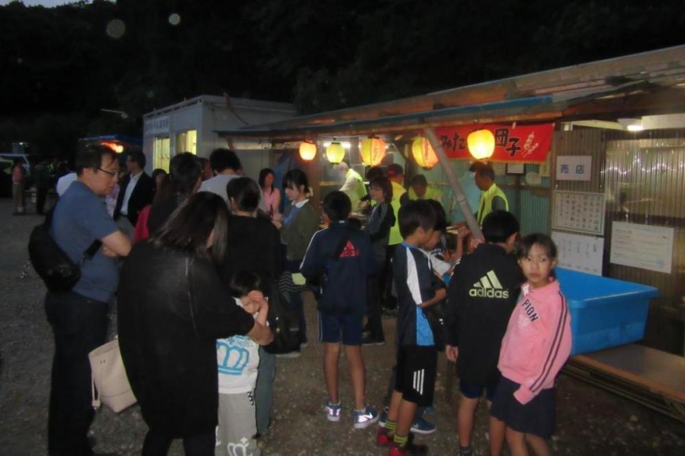 ホタル学校の川向いでは地元住民の屋台（飲み物・軽食）も出ます