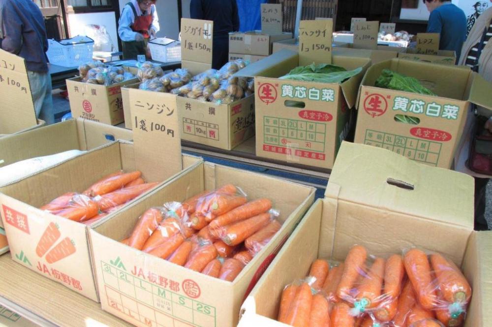 新鮮野菜をお得に販売します。(過去開催の様子です)