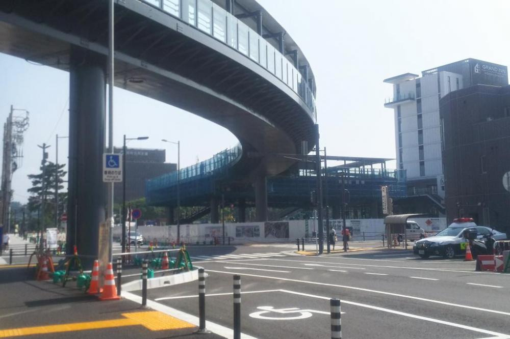 建設中のペデストリアンデッキ（撮影７月）