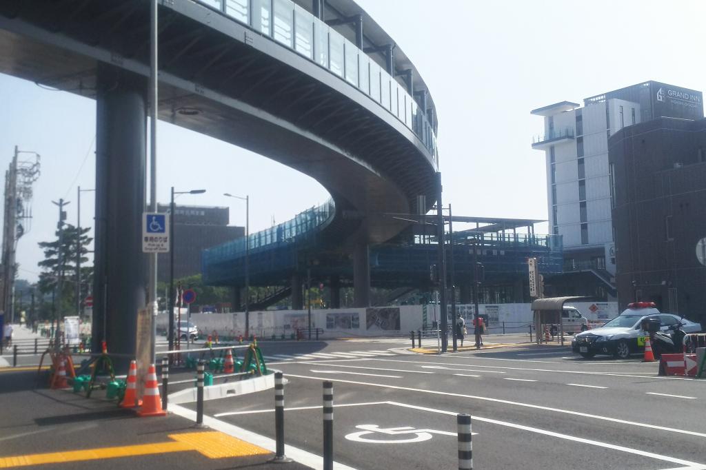 建設中のペデストリアンデッキ（撮影７月）