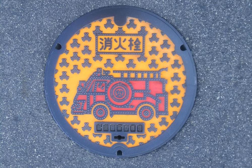 「水道消火栓」この蓋１枚で、設置場所・地中の配管の向き・太さがわかります♪
