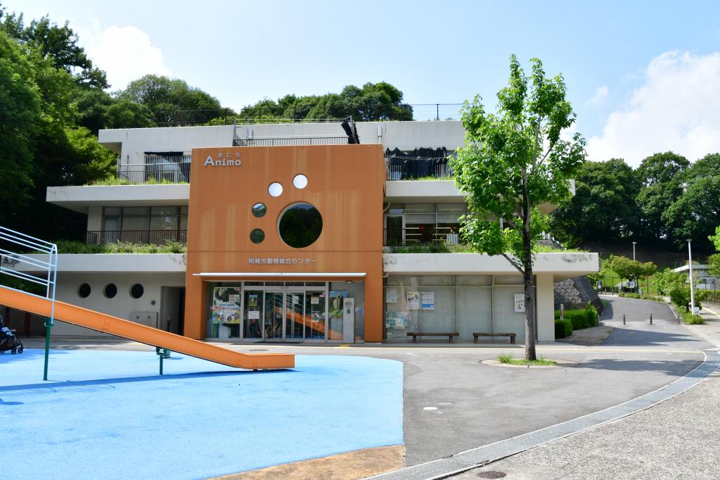 虫眼鏡マンホール（東公園動物園）