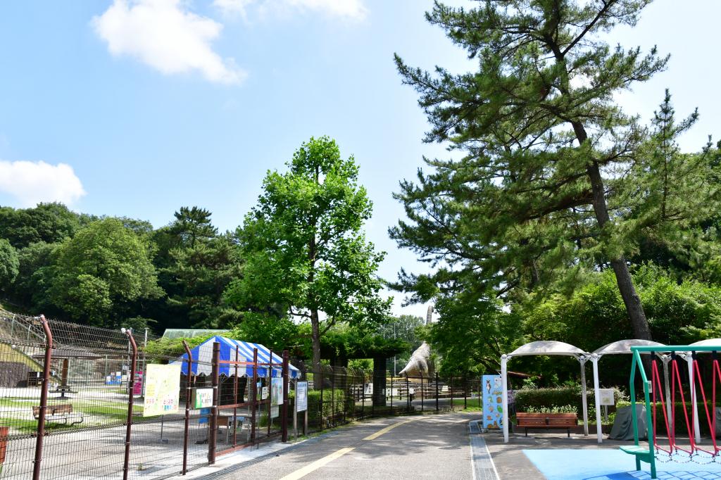 虫眼鏡マンホール（東公園動物園）