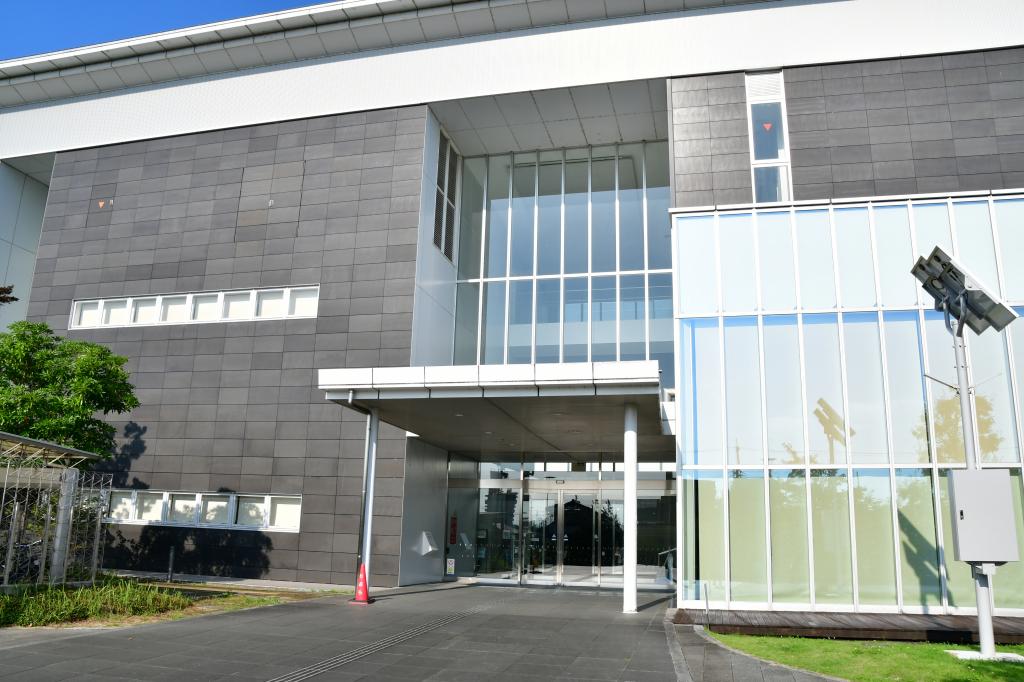 しばゆーマンホール（岡崎市図書館交流プラザりぶら）