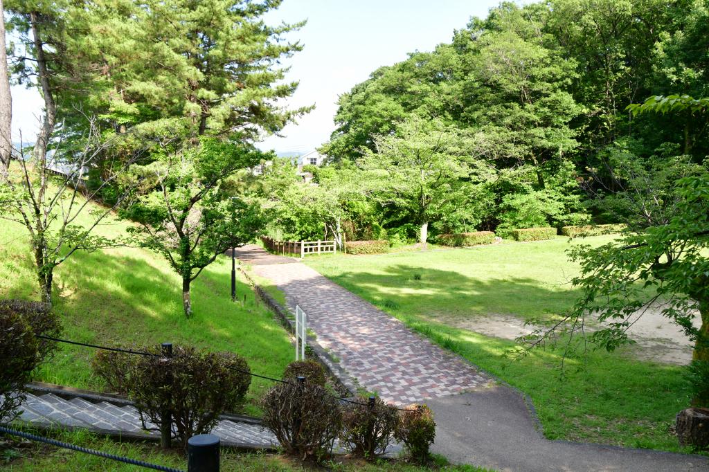 ピースの二乗のあいつマンホール（竜美ヶ丘公園）