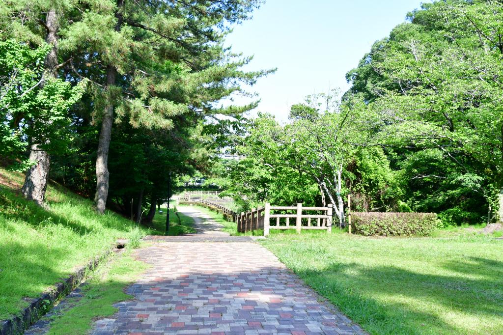 ピースの二乗のあいつマンホール（竜美ヶ丘公園）