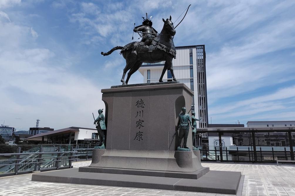 徳川家康公騎馬像：名鉄東岡崎駅東側ペデストリアンデッキ上（制作：神戸峰男）