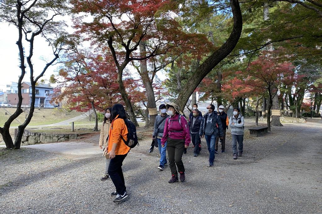 歩くのは計測された斜面などのある安全なコース。岡崎公園では史跡を楽しみながら歩きます。