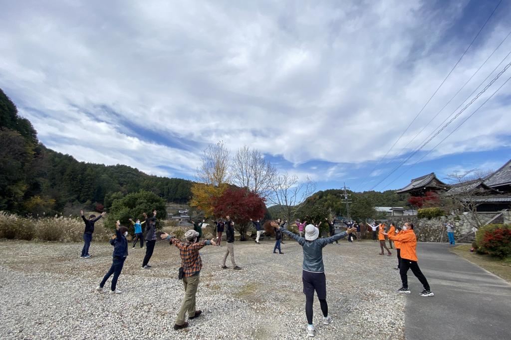 里山のおいしい空気を胸いっぱい吸い込んでのストレッチ運動