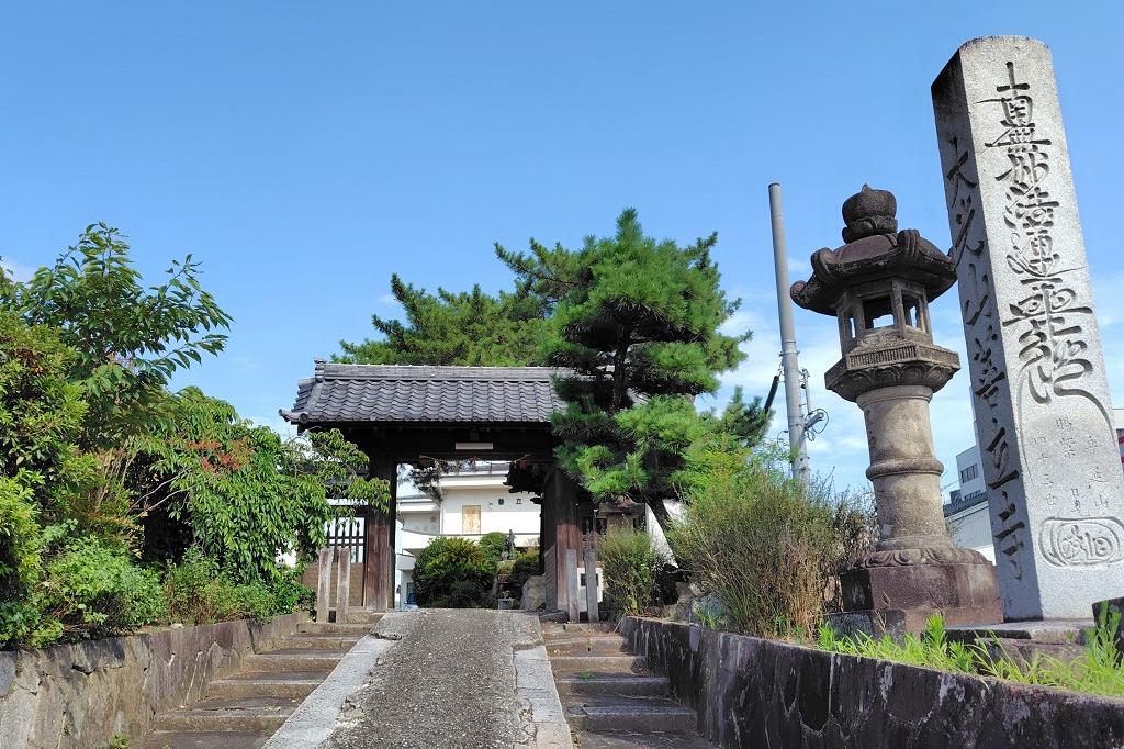 善立寺：岡崎城から移築した門　※ロングコース参加時見学