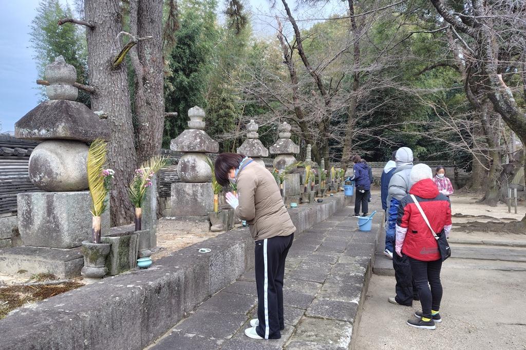 松平八代の墓／献お掃除後、花・参拝