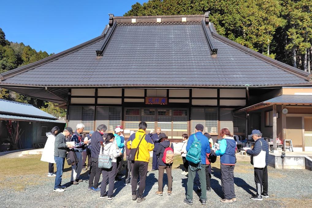 登山口は広祥院東側、駐車場上の通路より