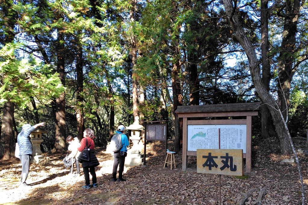 山頂の主郭にある看板の間に「記念スタンプ」あり