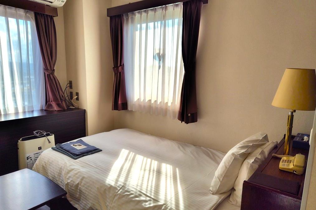 シングルルームの一例：全室Serta(サータ)社製のベッド使用