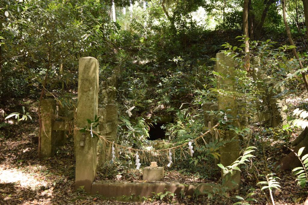 山中八幡宮 鳩ヶ窟