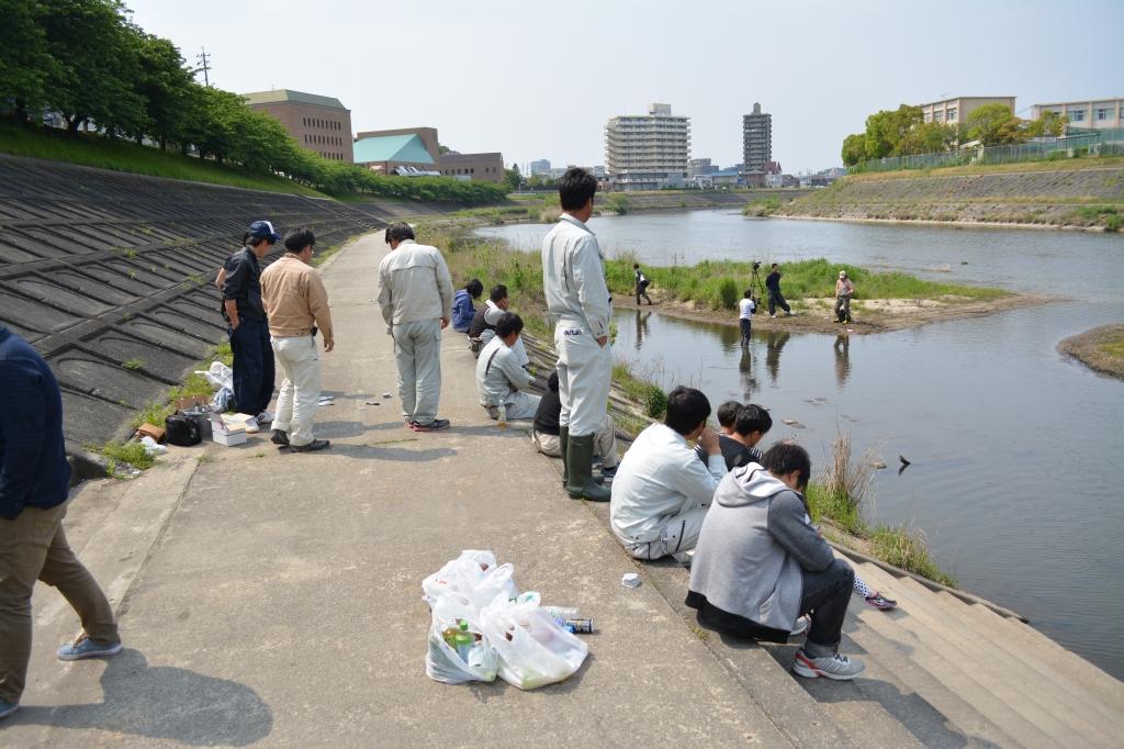 水切り名人が投げる様子を見学。