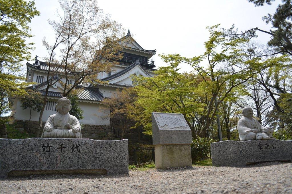 岡崎城と竹千代・家康公ベンチ