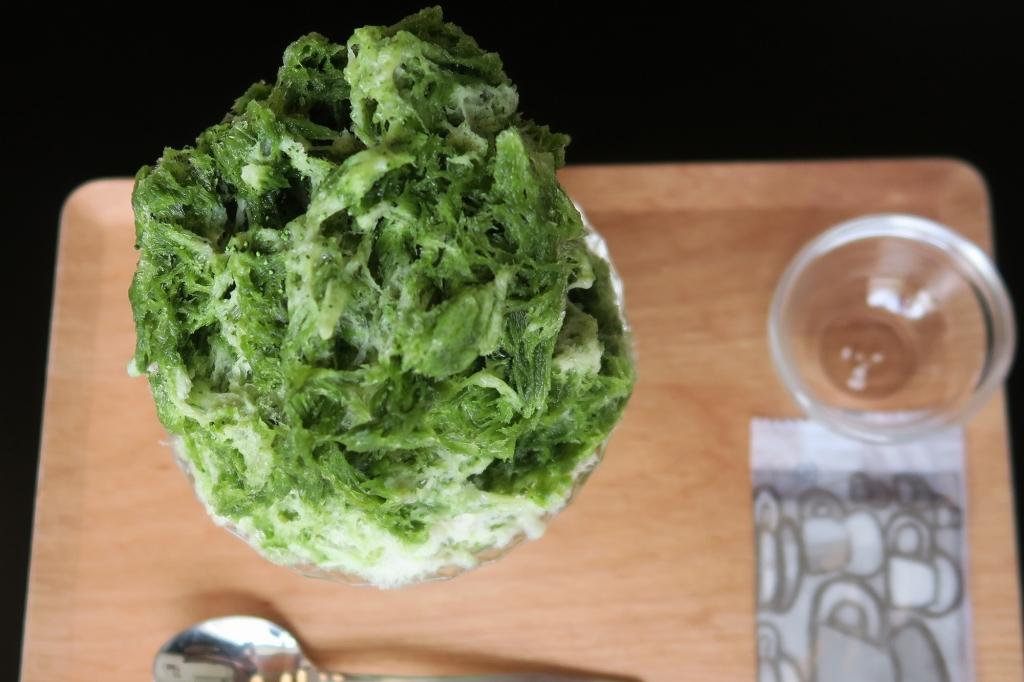宮ザキ園のお抹茶氷　抹茶の粉末ががかっています！