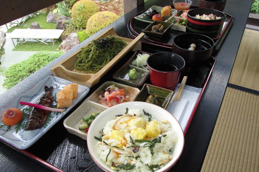 奥殿陣屋「栗おこわ茶そばセット」