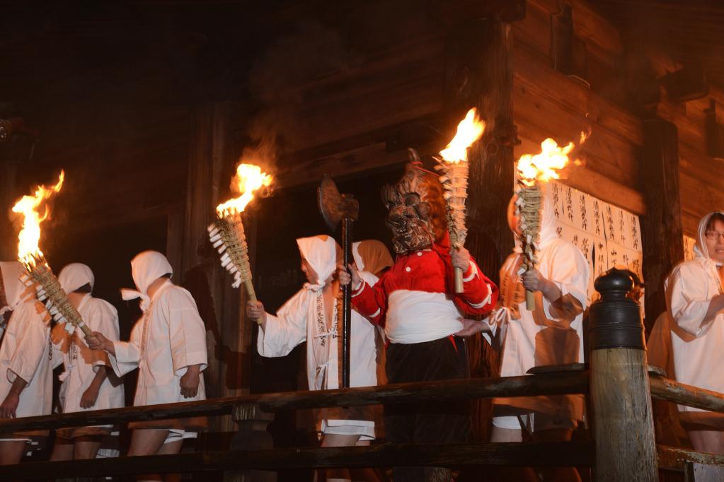 クライマックスの火祭では面をかぶって登場。