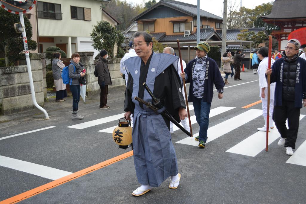 松明行列を先導します。