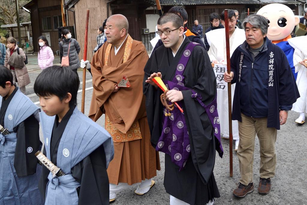 鬼祭りを行う瀧山寺の住職さん。多忙な方です。