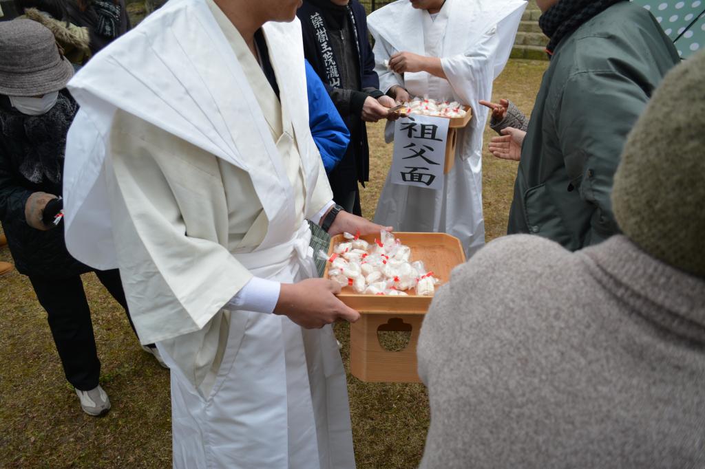 冠面者が配る縁起飴。