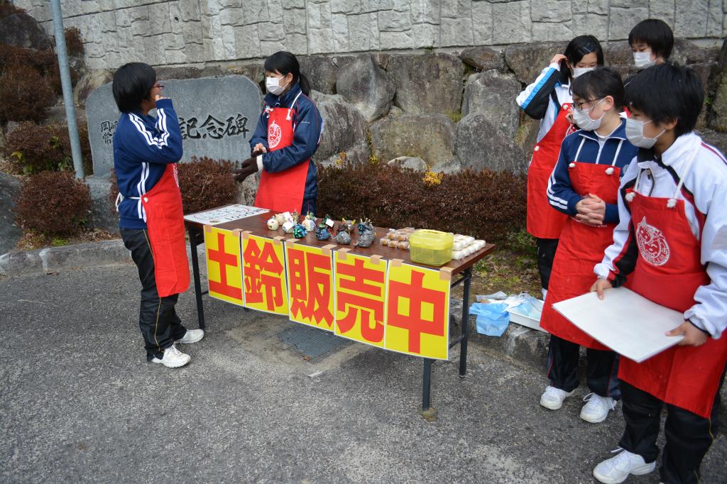 鬼まつり当日は滝山寺近隣で生徒たちが販売しています。