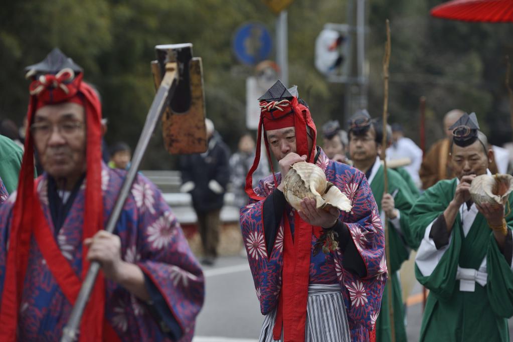 ほら貝も祭りをにぎわせます。