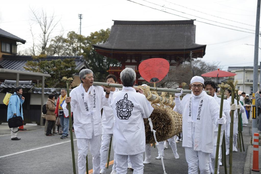 立派な三門を背景に本堂を目指します。