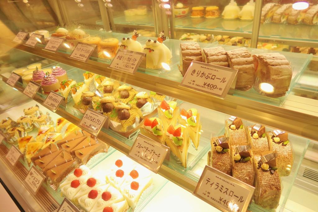 ショーケースには宝石のようなケーキたちが♪