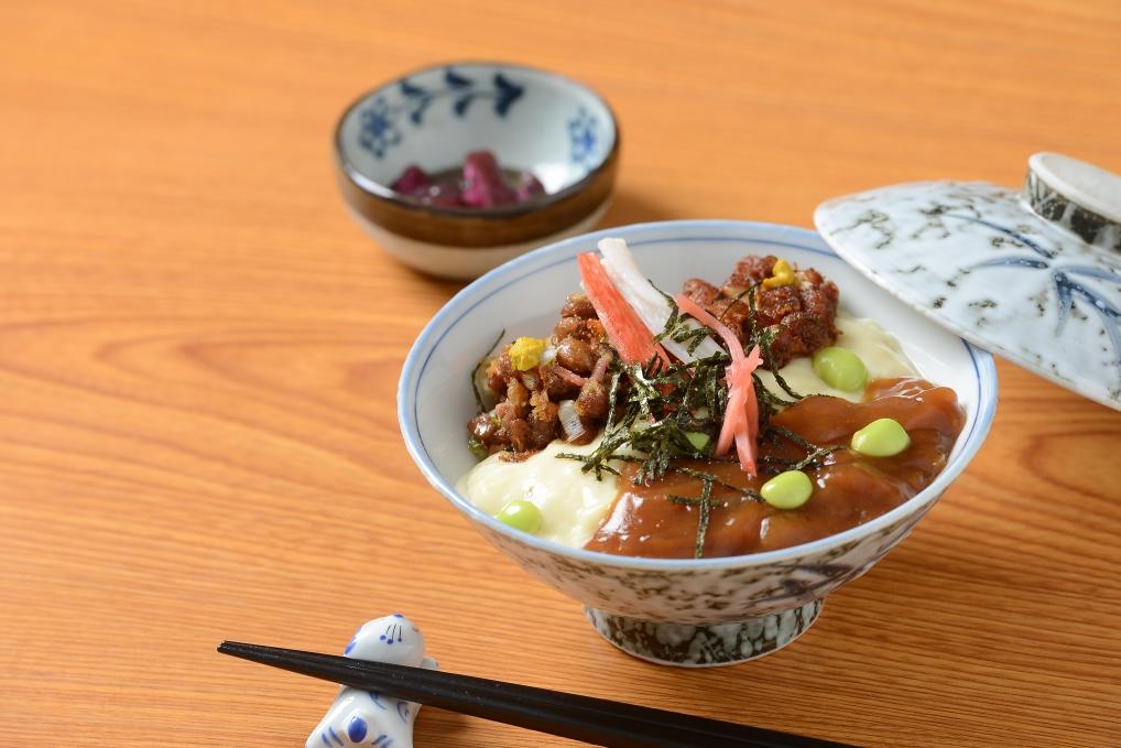 まめなどんぶり（あわゆきどうふと法性寺ねぎ納豆のてんぷらのみそあんかけ）