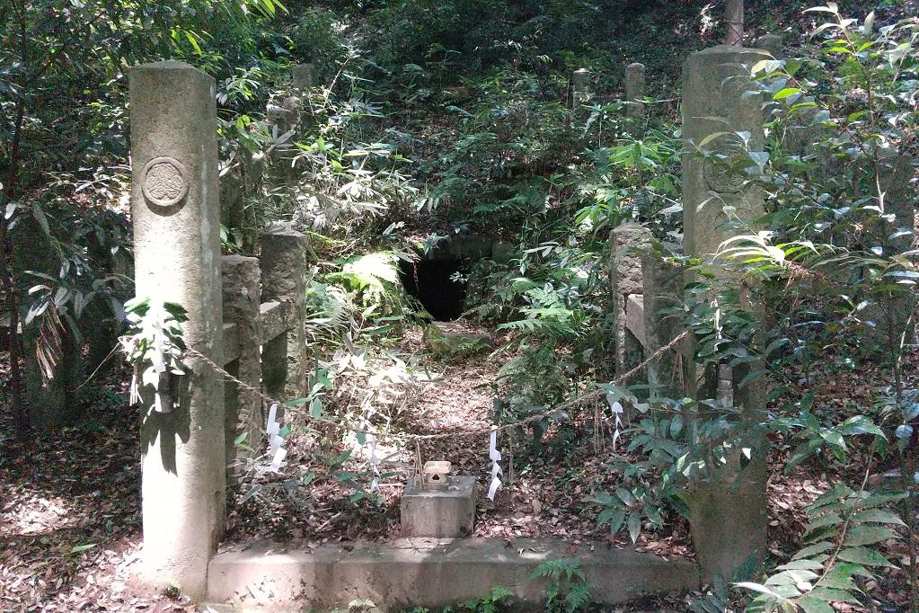 山中八幡宮 鳩ヶ窟：山の中腹にある家康公が隠れたとされる洞窟