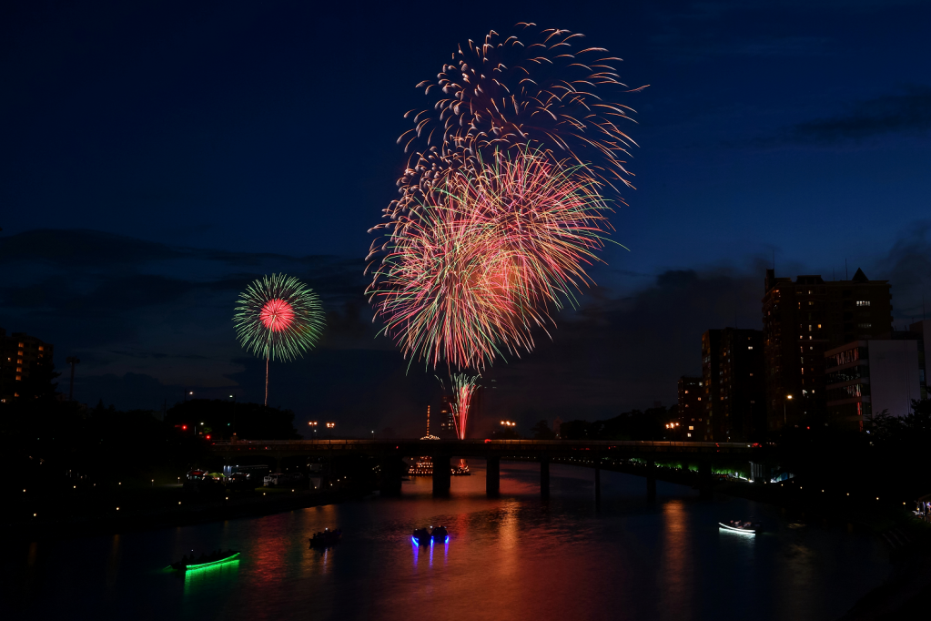 桜城橋から見た乙川の花火 ※左奥は矢作川の花火　（2022年撮影）