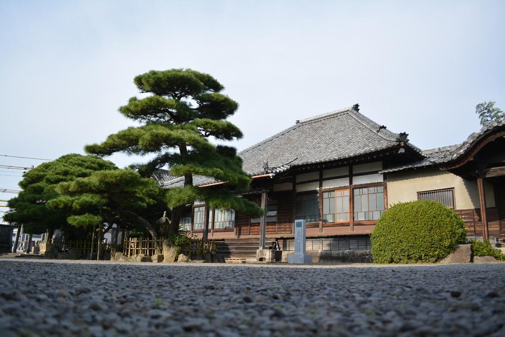 善立寺:家康公が菅生川で川遊びをしたとき、よくこの寺で休んだと伝えられています。