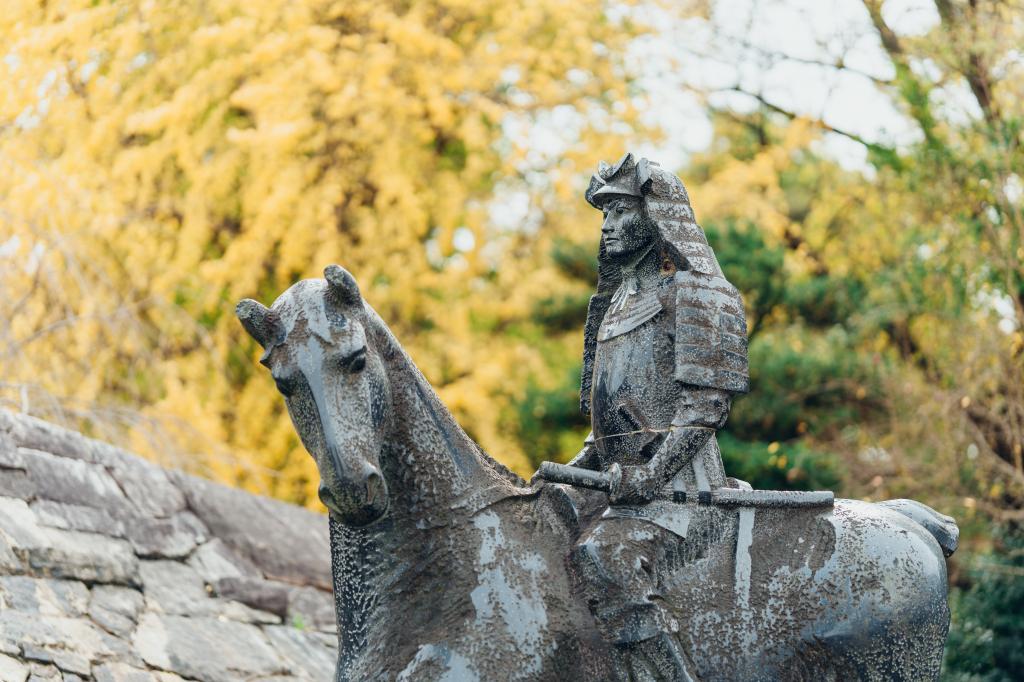 松平元康像（岡崎城公園）