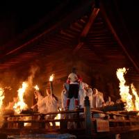 瀧山寺鬼祭り・火祭り（孫面引き）