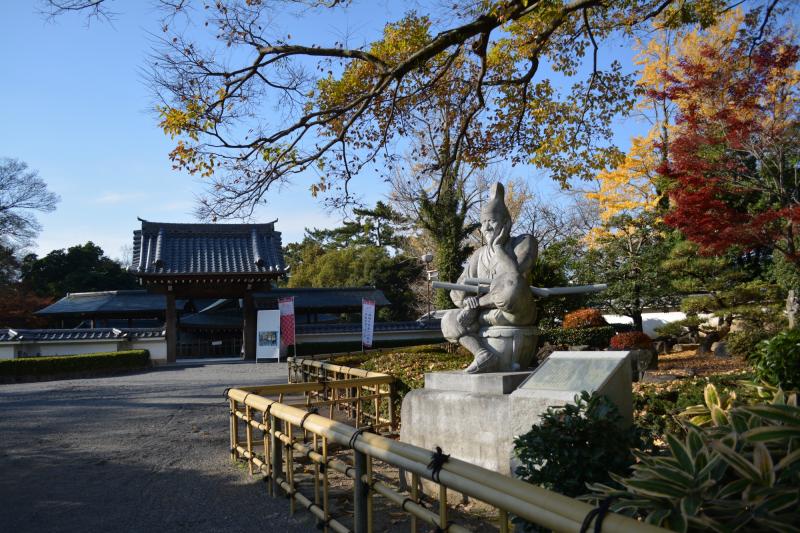岡崎城公園　しかみ像と能楽堂