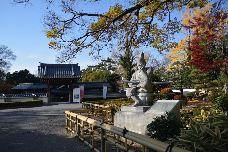 岡崎公園　しかみ像と能楽堂