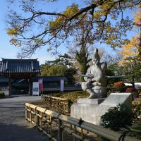 岡崎城公園　しかみ像と能楽堂